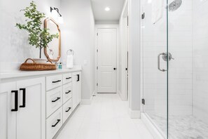 Shower, hair dryer, towels, soap - Green Retreat on Proctor - 3.5 Bathrooms (Waco)