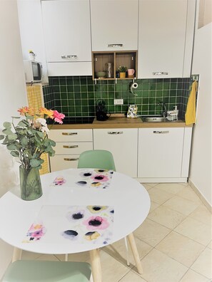 Fridge, microwave, stovetop, coffee/tea maker