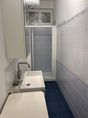 Shower, hair dryer, bidet, towels - Small apartment in the heart of Monti, a stone's throw from the Colosseum (Roma)