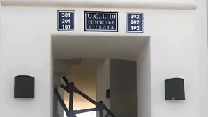 Un escalier mène à un niveau supérieur où se trouvent trois panneaux indiquant les numéros des chambres : 301, 302 et 303.