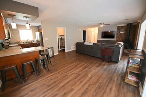 Smart TV, fireplace - Riverside Roost -bourbon themed waterfront home (Versailles)