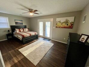 3 bedrooms, free WiFi, bed sheets - Riverside Roost -bourbon themed waterfront home (Versailles)