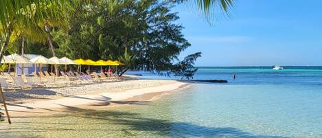 Am Strand, Liegestühle, Strandtücher