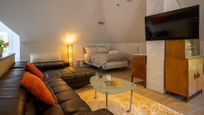 Luxury Penthouse | Laptop workspace, WiFi (free) - Auburn Bed and Breakfast (Lafayette)