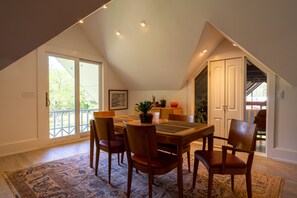 Luxury Penthouse | In-room dining - Auburn Bed and Breakfast (Lafayette)