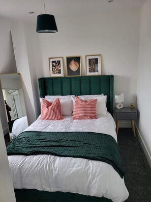 2 bedrooms, iron/ironing board, WiFi, bed sheets - 20 Minutes to central London. Stylish 2 bed apartment with skyline views (London)