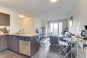 Fridge, microwave, oven, stovetop - Toronto Furnished Condo - Modern 1 Bed, 1 Bath Corner Suite. 6 month+ Stays (Toronto)