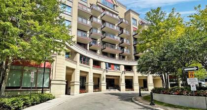 Toronto Furnished Condo - Modern 1 Bed, 1 Bath Corner Suite. 6 month+ Stays
