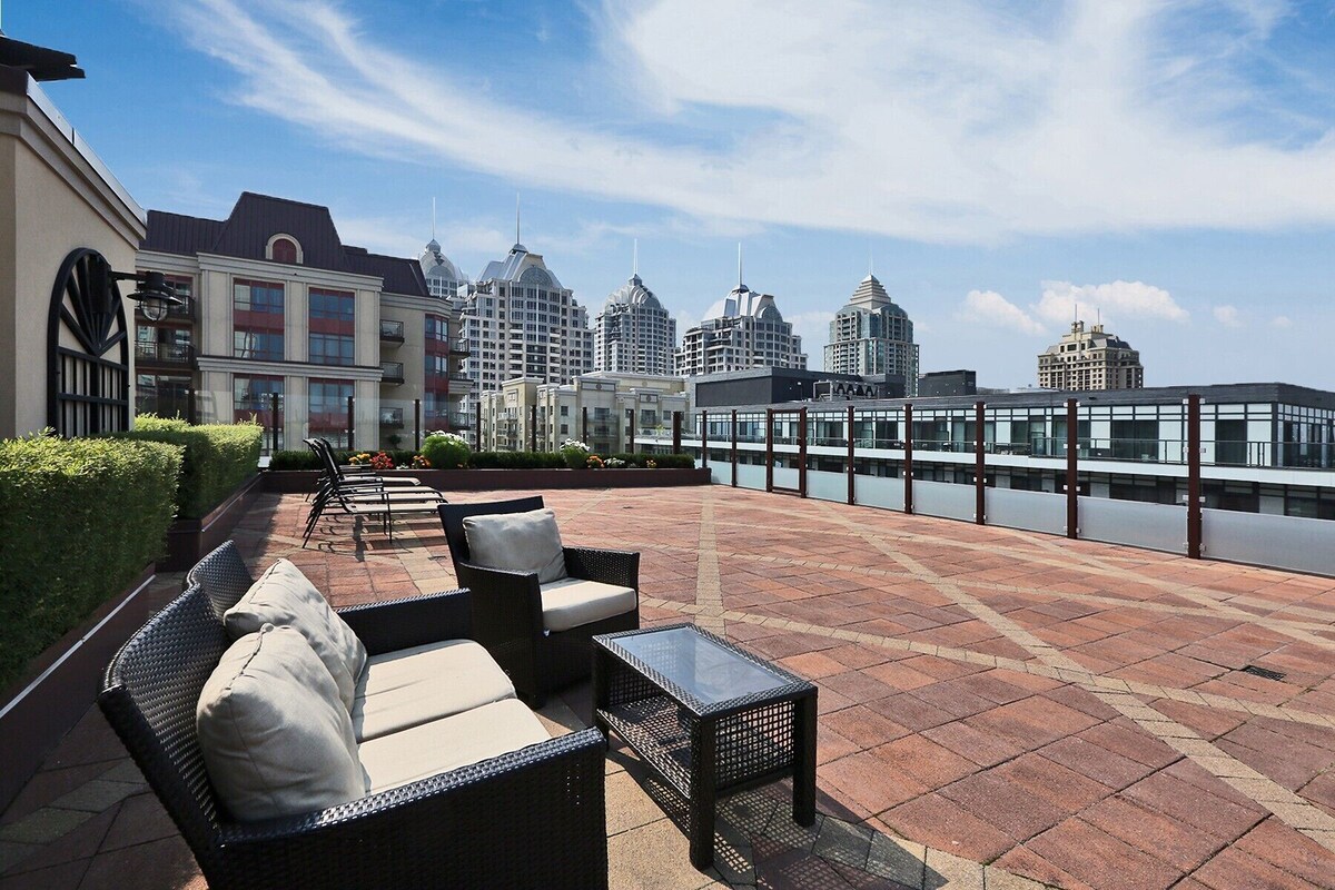 Toronto Furnished Condo - Modern 1 Bed, 1 Bath Corner Suite. 6 month+ Stays