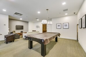Game room - Toronto Furnished Condo - Modern 1 Bed, 1 Bath Corner Suite. 6 month+ Stays (Toronto)