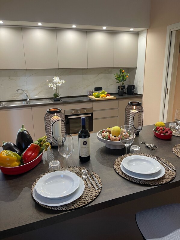 Kühlschrank, Mikrowelle, Ofen, Herdplatte