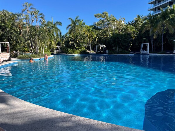 Una piscina al aire libre, una piscina climatizada