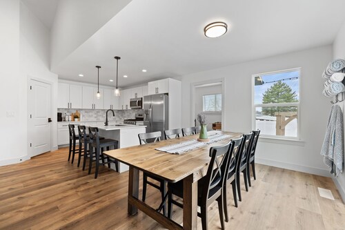 Family Home Orem 4BD w/ Hot Tub