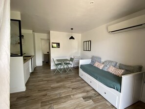 1 habitación, cuna de viaje y ropa de cama