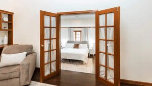 Un dormitorio con una cama grande, una mesita de noche y un armario.