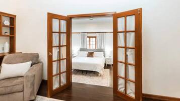 5 habitaciones, caja de seguridad en la habitación y escritorio