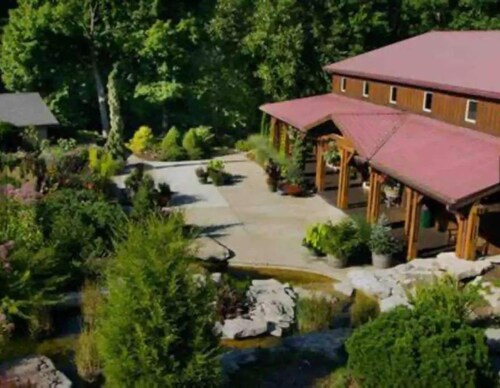 Grovesnor Place • 3128 sqft • Screened Porch•by IU