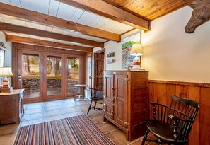 Interior - Lakefront | Firepit | Private Dock | Charming Home (Hot Springs)