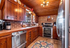 Fridge, microwave, oven, stovetop - Lakefront | Firepit | Private Dock | Charming Home (Hot Springs)