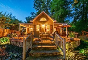 Terrace/patio - Lakefront | Firepit | Private Dock | Charming Home (Hot Springs)