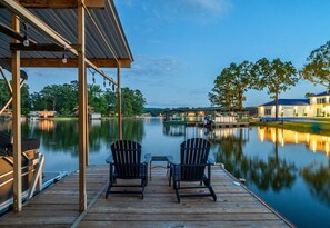 Terrace/patio - Lakefront | Firepit | Private Dock | Charming Home (Hot Springs)