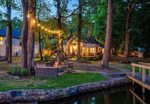 Lakefront | Firepit | Private Dock | Charming Home
