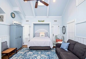 5 bedrooms, WiFi - Lakefront | Firepit | Private Dock | Charming Home (Hot Springs)