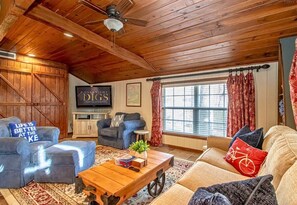 TV, fireplace, books - Lakefront | Firepit | Private Dock | Charming Home (Hot Springs)
