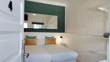 Habitació doble, bany compartit | Mobiliari individual i wifi gratuïta