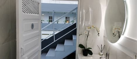 Chambre Double, salle de bains commune | Salle de bain | Douche, douche à « effet pluie », sèche-cheveux, serviettes fournies