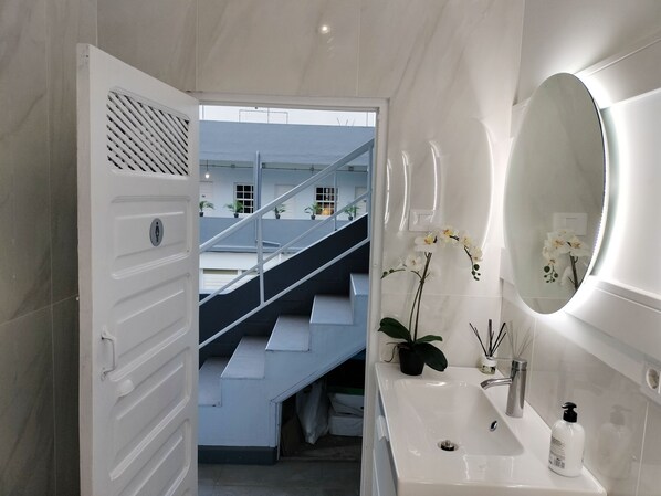 Tweepersoonskamer, gemeenschappelijke badkamer | Badkamer | Een douche, een regendouche, een haardroger, handdoeken