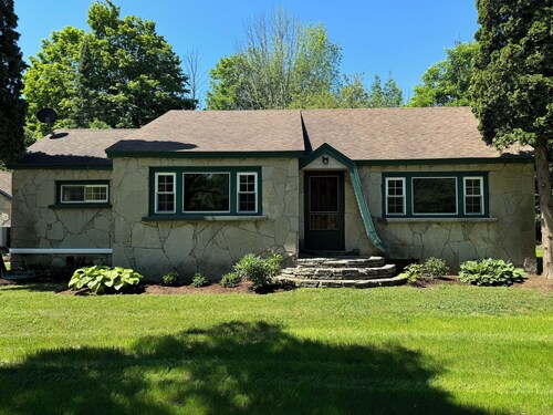 Ironton Stone Cottage near Lake Charlevoix "The Beautiful" - 5min Walk-to-beach!