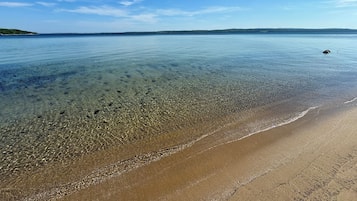 Chaises longues, serviettes de plage