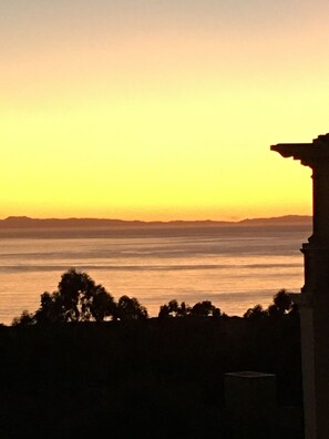 2 室のベッドルーム、セーフティボックス (室内)、デスク、アイロン / アイロン台