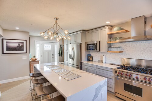 Pet-Friendly Narragansett Home w/ Deck + Gas Grill