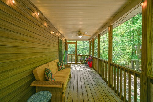 Lake Access Cottage-1 Min Walk to Lake | Kayaks | Game Room | Kid Friendly