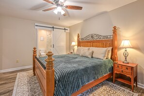 3 bedrooms, desk, iron/ironing board, travel crib