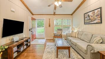 Smart TV, reproductor de DVD, futbolito y tenis de mesa