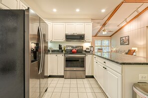 Kjøleskap, mikrobølgeovn, ovn og kokeplater