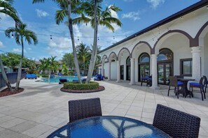Outdoor dining - Lakeview Townhome Delray Beach in Gated Community (Delray Beach)