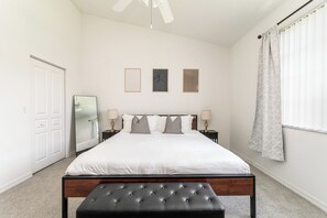 2 habitaciones, escritorio y tabla de planchar con plancha 