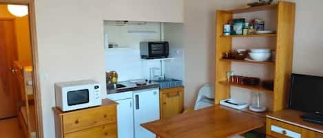 Frigorifero, microonde, forno, piano cottura