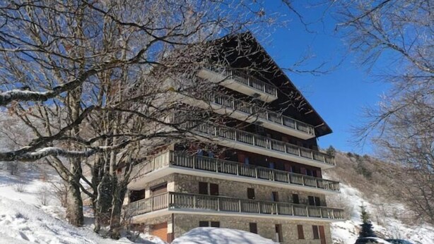 A multi-story building with balconies, surrounded by snow and trees. - Appartement au Pied des Pistes du Col du Rousset (Saint-Agnan-en-Vercors)