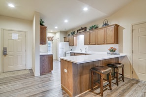 Fridge, microwave, oven, stovetop - Branson Condo: Private Balcony, 1 Mi to Strip! (Branson)