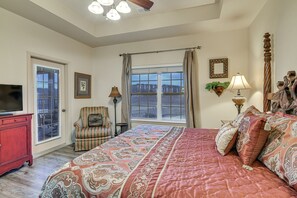 2 bedrooms, WiFi, bed sheets - Branson Condo: Private Balcony, 1 Mi to Strip! (Branson)