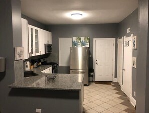 Private kitchen - Casa Coach Penthouse – Modern Chicago Living, 10 Min to Downtown (Chicago)