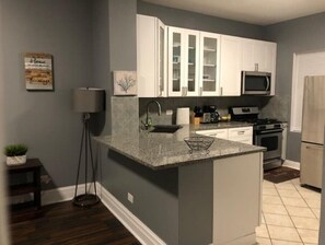 Private kitchen - Casa Coach Penthouse – Modern Chicago Living, 10 Min to Downtown (Chicago)