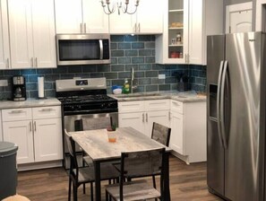 Private kitchen - Urban Coach Casa * parking * 10 min to downtown
 (Chicago)