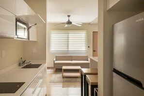 Geladeira, micro-ondas, cafeteira/chaleira, torradeira