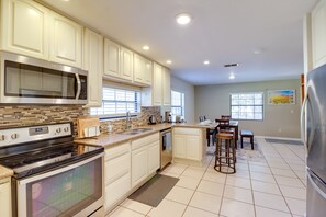 Fridge, microwave, stovetop, dishwasher